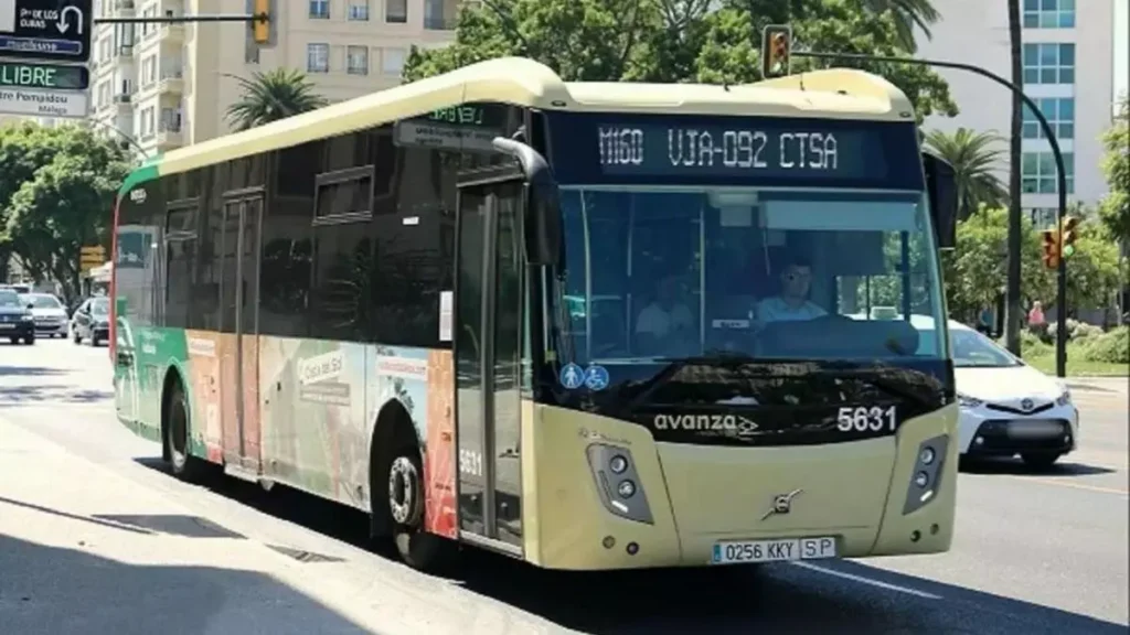 La línea M-380 conecta directamente Torre del Mar con Málaga seis veces al día