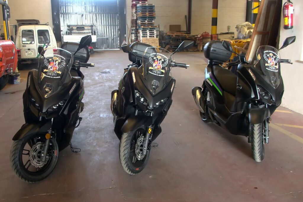 Tres nuevas motos se incorporan a los servicios municipales de Aguas y Notificaciones