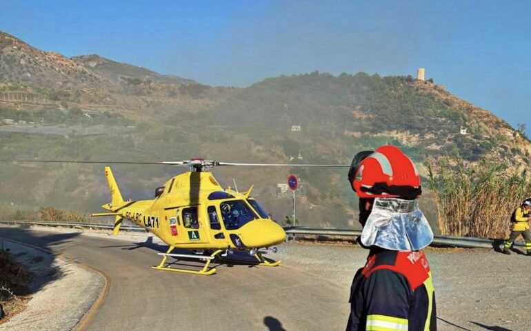 El Ayuntamiento felicita la rápida actuación ante el incendio de los acantilados de Maro