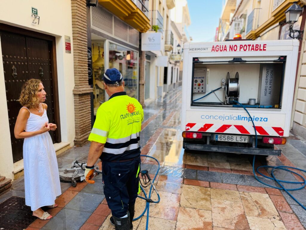 Fuengirola intensifica la limpieza con disco en las zonas de mayor afluencia tras el verano