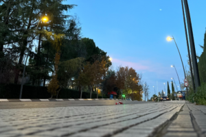 Más farolas en la avenida principal