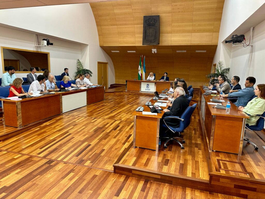 Fuengirola reconoce la trayectoria y actuaciones destacadas de agentes de la Policía Local