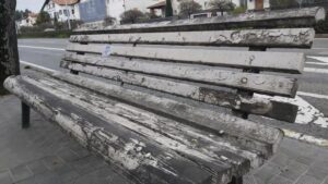 Bancos en mal estado en el parque de la constitución