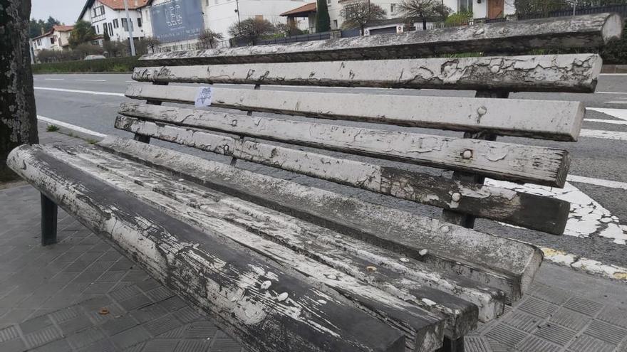 Bancos en mal estado en el parque de la constitución