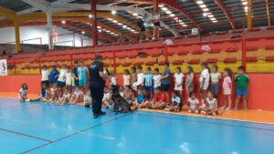 La Unidad Canina de la Policía Local acerca su trabajo a los menores de las Colonias Deportivas
