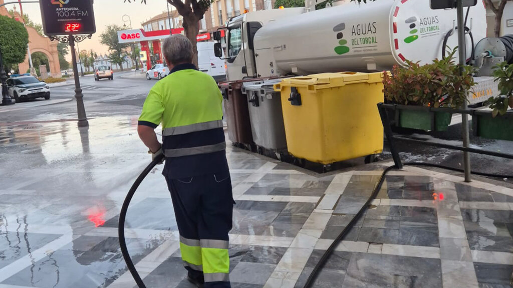 Antequera refuerza la limpieza viaria y el baldeo durante el verano