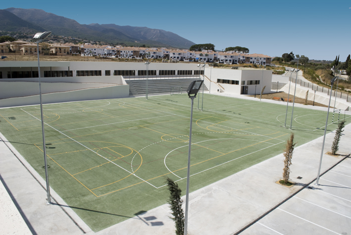 Alhaurín de la Torre pone a punto las pistas deportivas de varios centros antes del inicio del curso