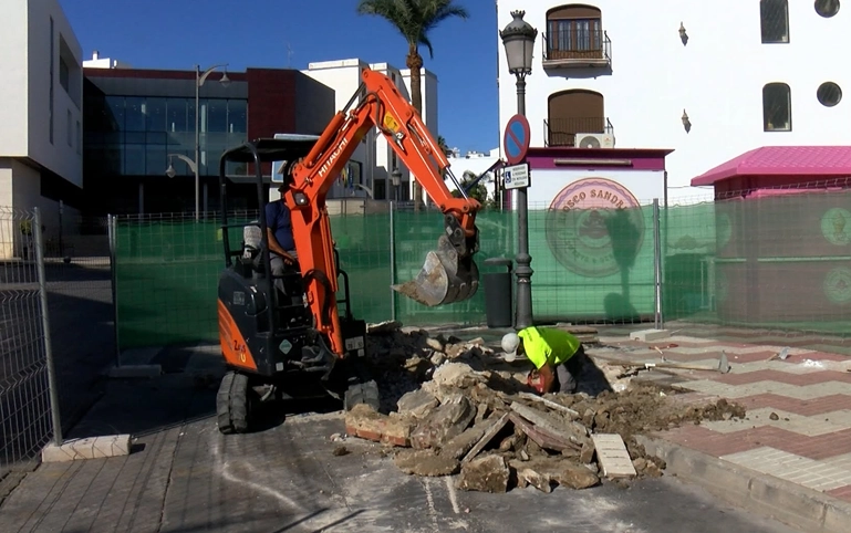 Alhaurín el Grande avanza en la construcción de una nueva marquesina para la parada de taxis